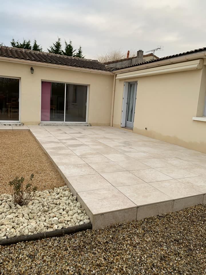 Une terrasse de dalles sur plots