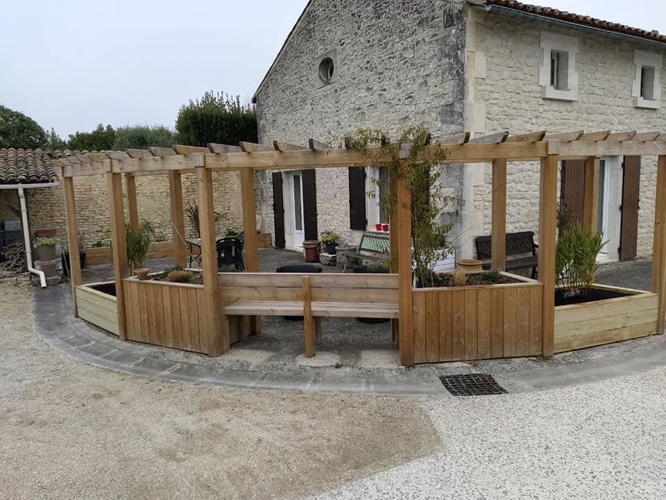 Une pergola et des jardinières en bois