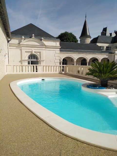 Une plage de piscine en sol drainant