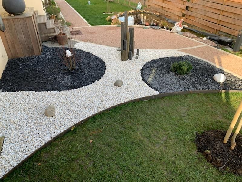 Massif avec des graviers de différentes couleurs