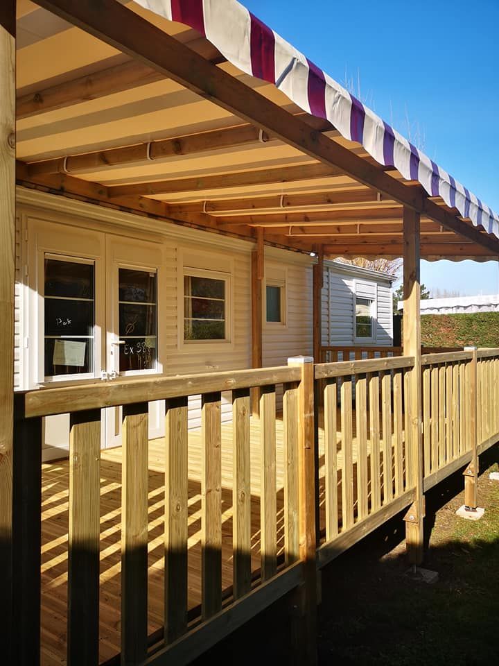 Un terrasse en bois de mobile home