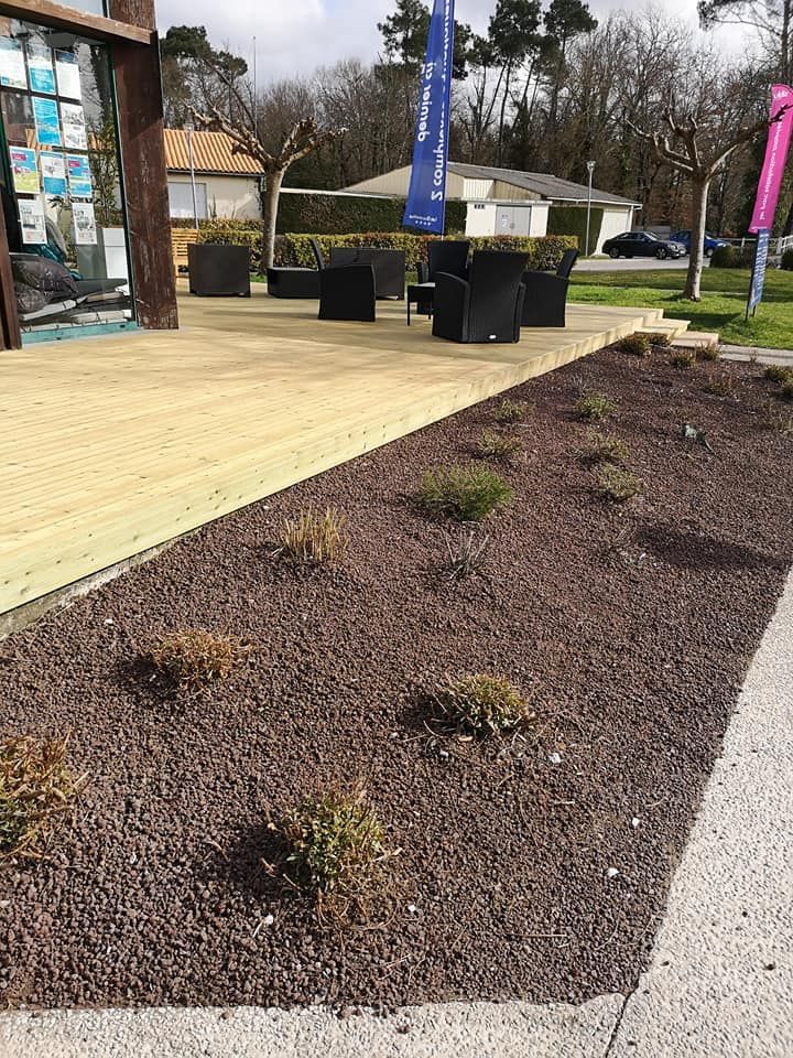 Un massif avec des graviers rouges