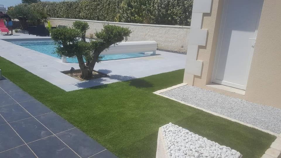 Un jardin avec piscine