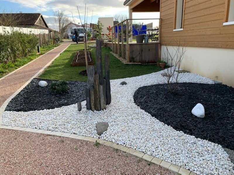 Des graviers minéraux qui décorent un extérieur de maison