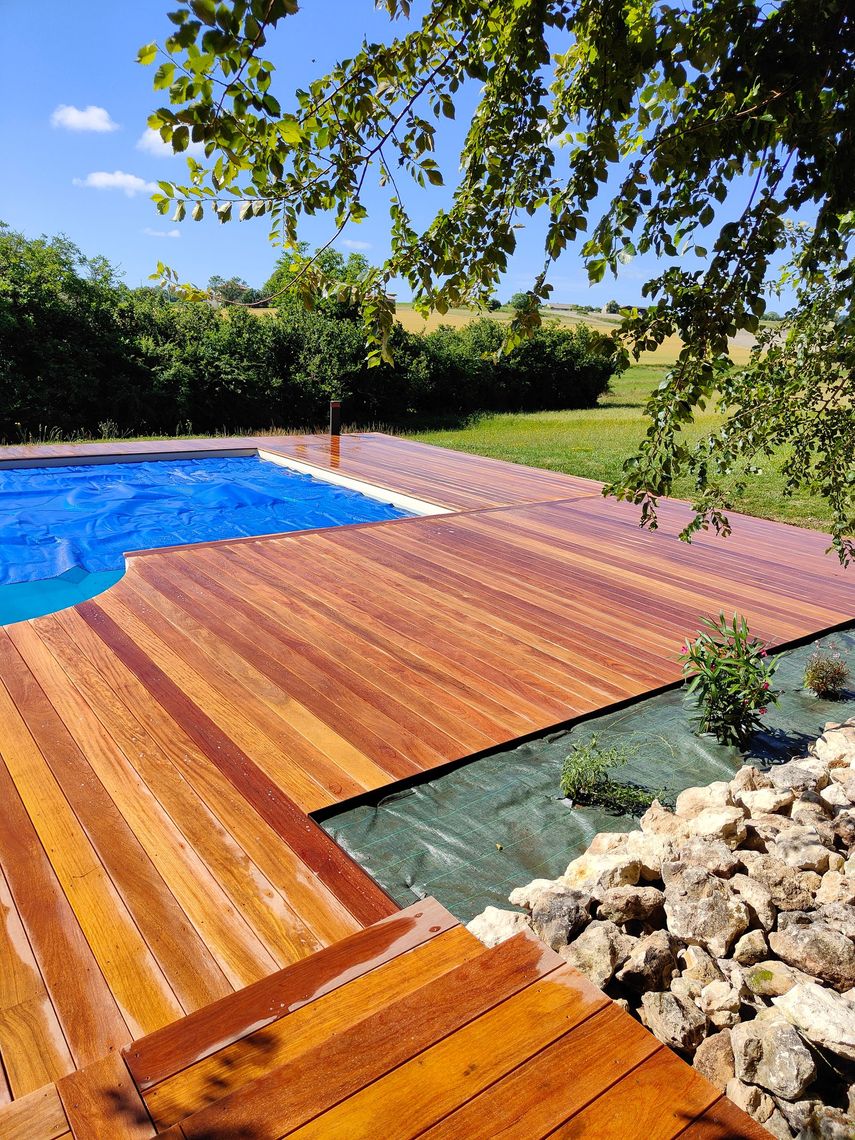 Une plage de piscine en bois