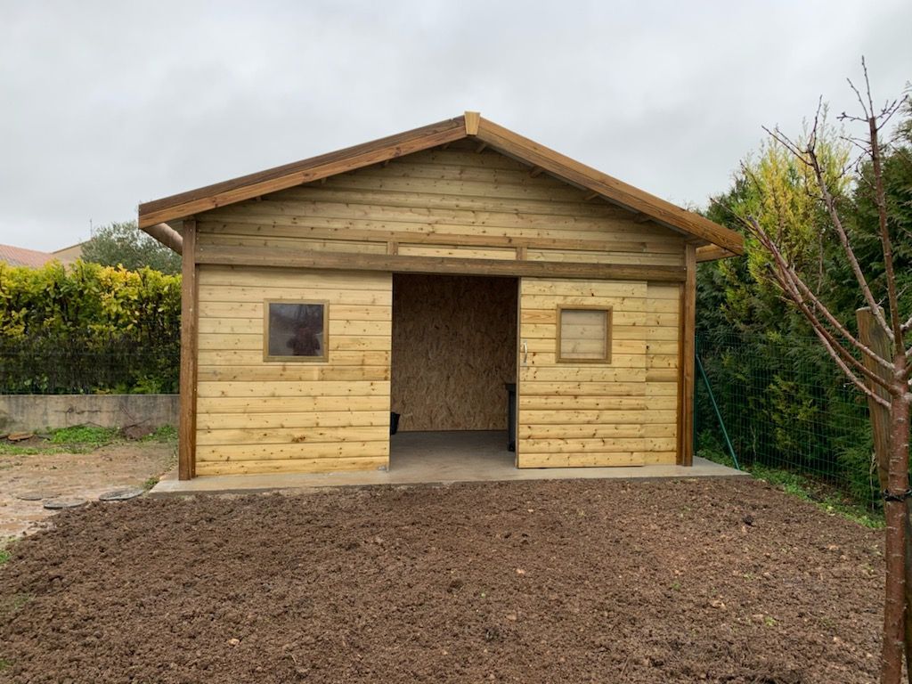 Un abri de jardin en bois avec la porte ouverte