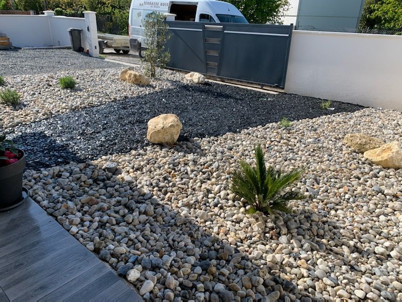 Un jardin minéral devant une maison