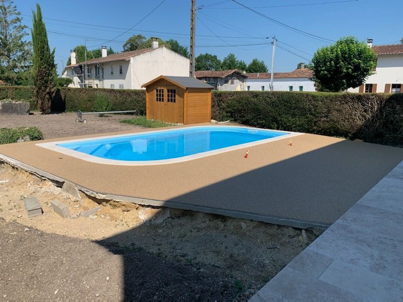 Une terrasse de piscine avec sol en Hydro’Way