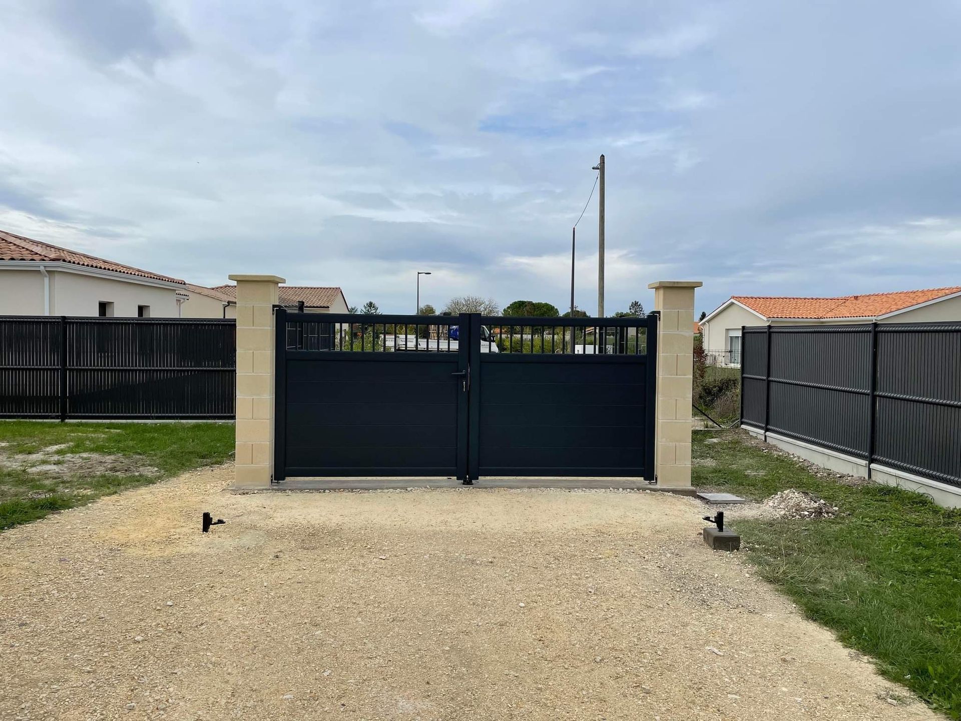 Un portail battant sombre