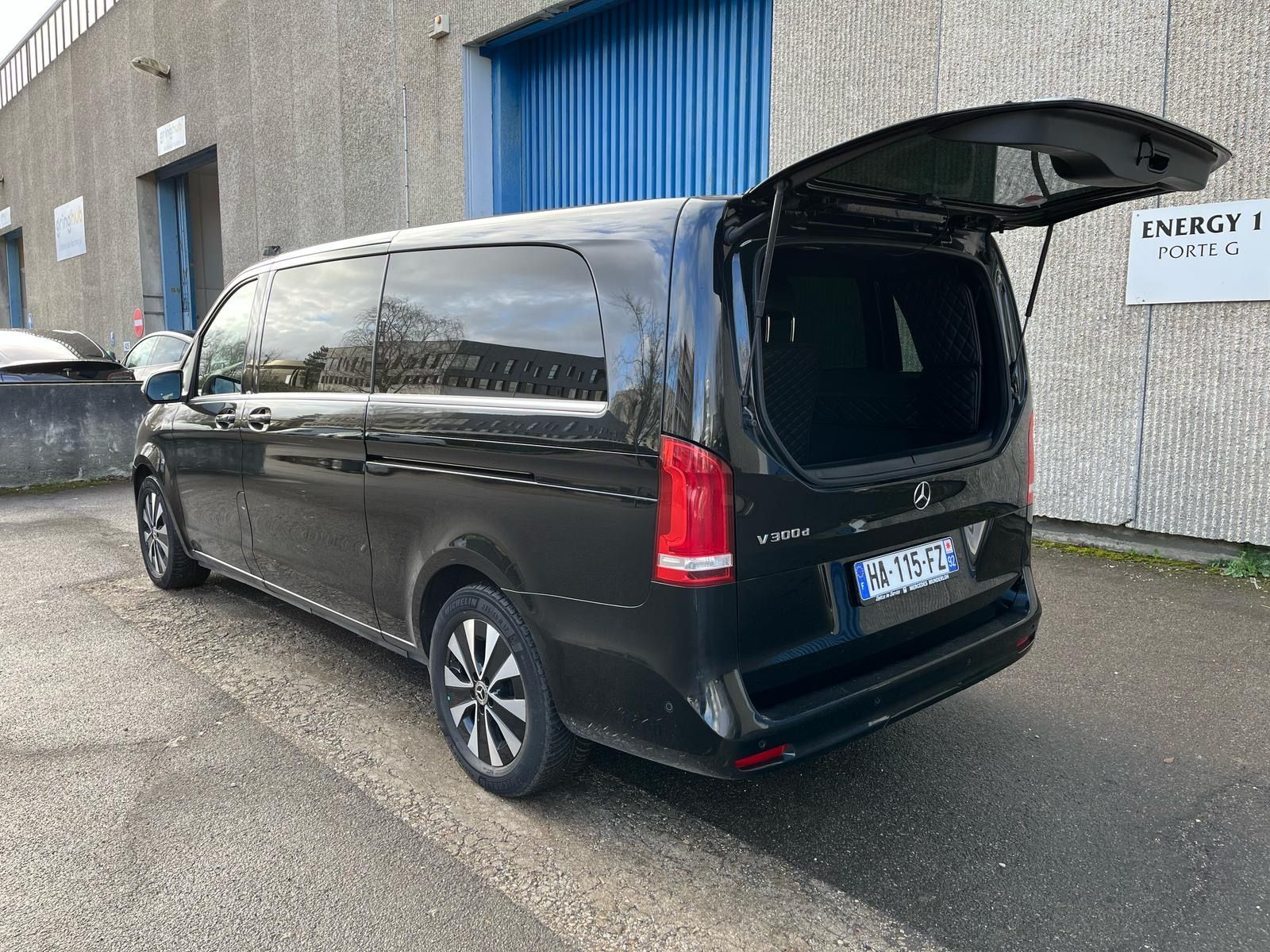 Véhicule de profil sur une route de campagne en terre