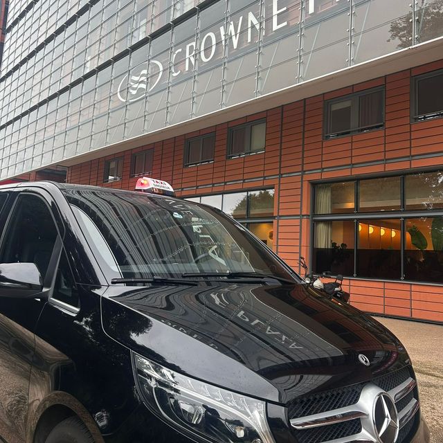 Photo du véhicule sur une petite route de campagne dans l'Ain