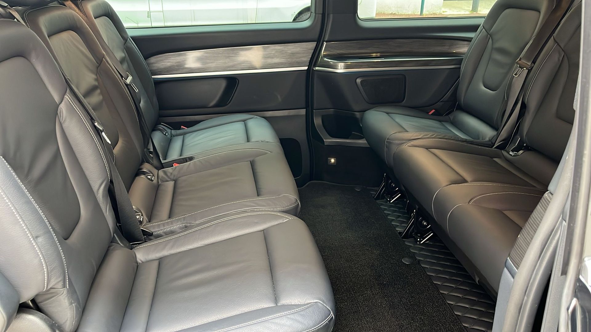 Photo de l'intérieur du véhicule pour montrer la place disponible pour les passagers