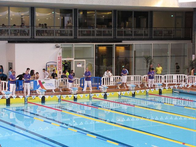 Compétition de natation avec poste de secours