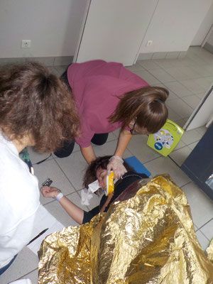 Secourisme avec couverture