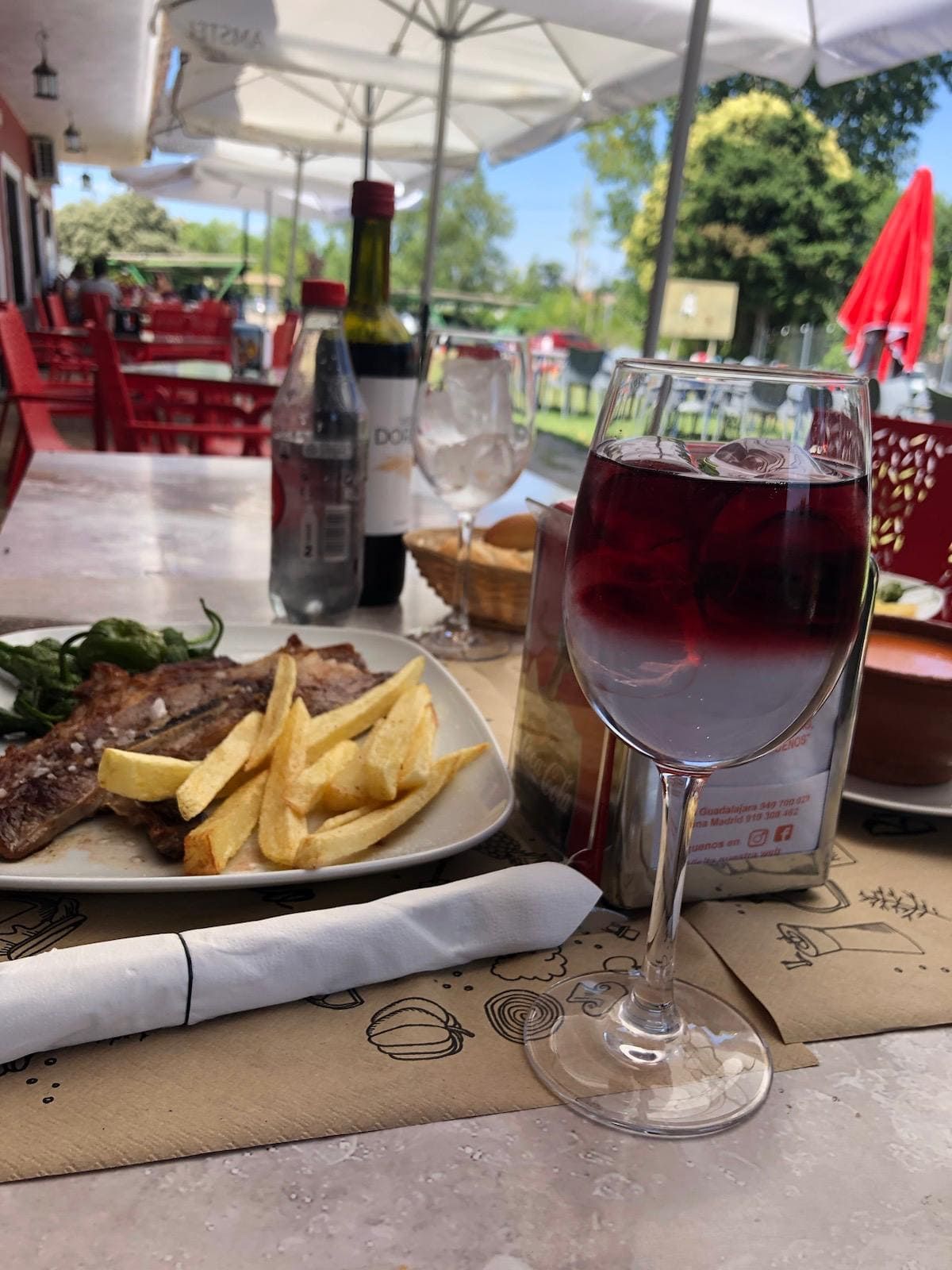 Un plato de comida y una copa de vino en una mesa