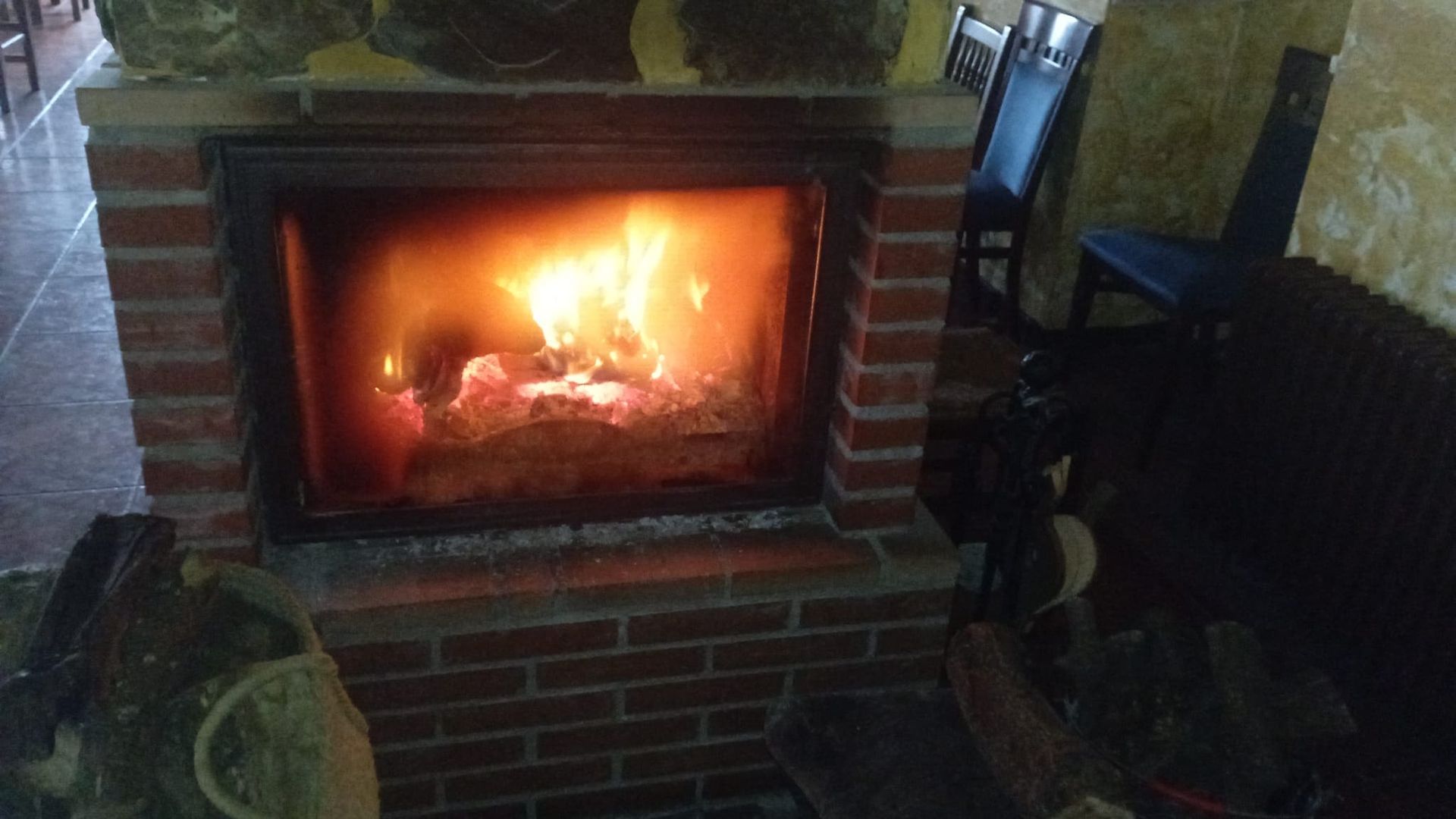 Una chimenea de ladrillo con fuego saliendo de ella