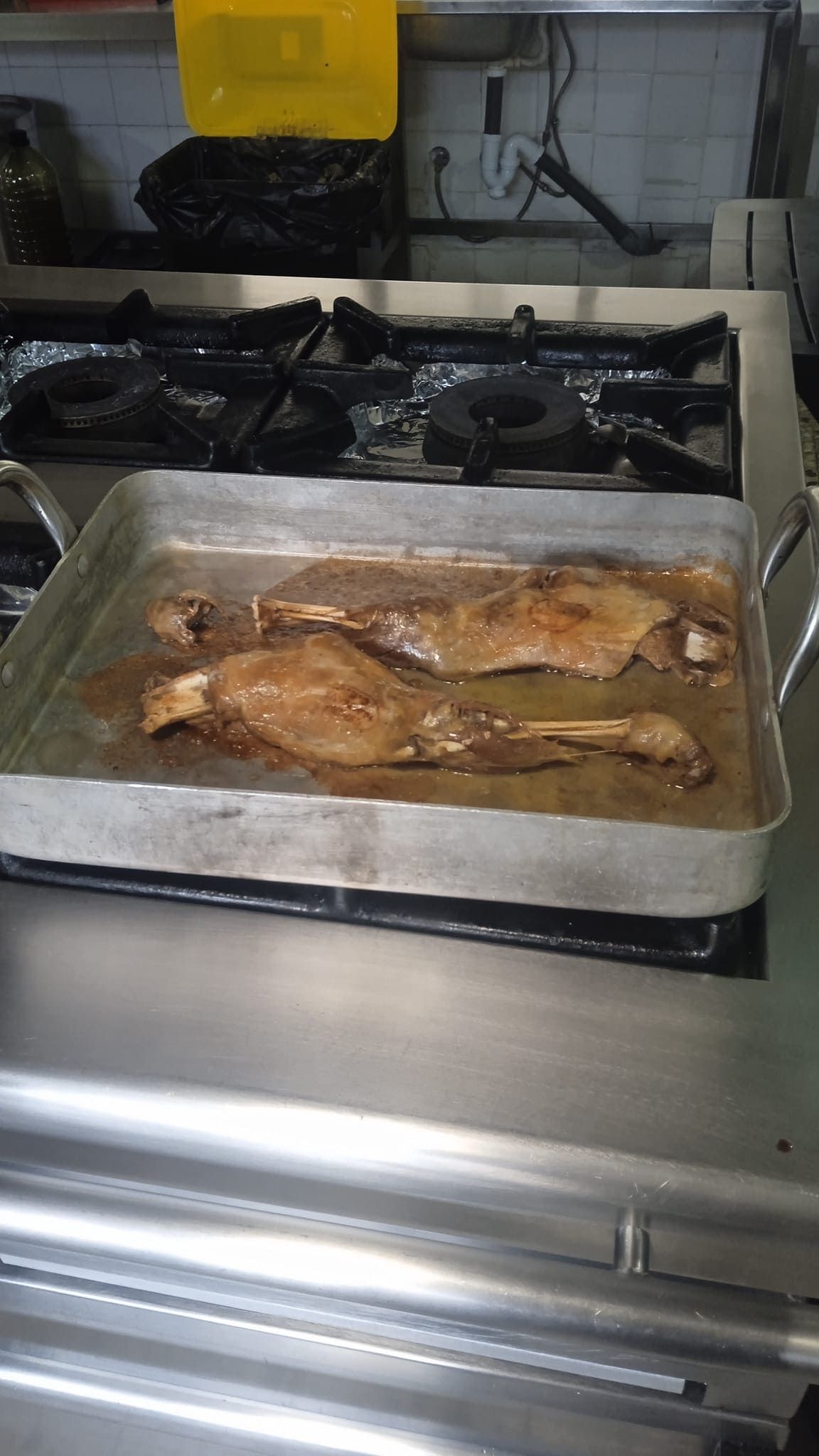 Una cacerola con comida está encima de una estufa.