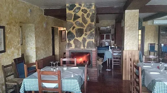 Un restaurante con mesas y sillas y chimenea.