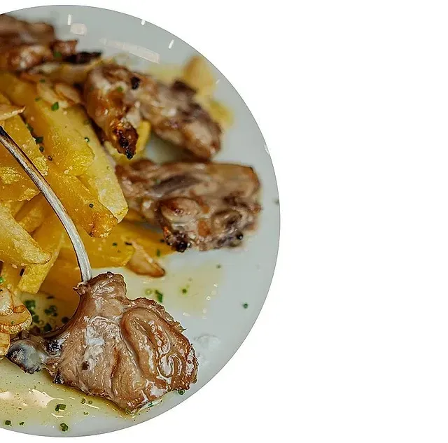 Un primer plano de un plato de comida con un tenedor en él.