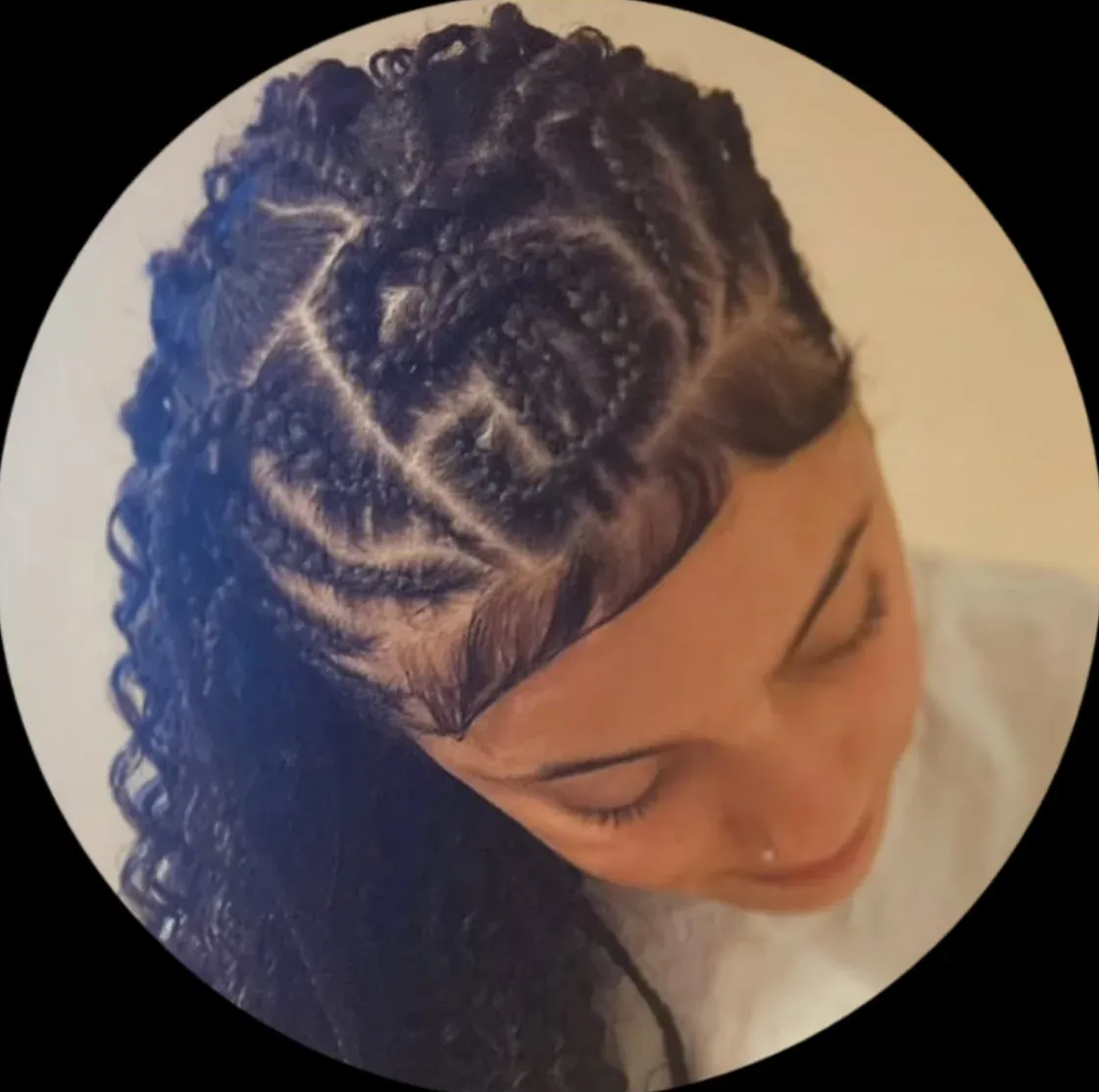 Primer plano de peinado trenzado en cabello oscuro, con un diseño tejido en las trenzas.