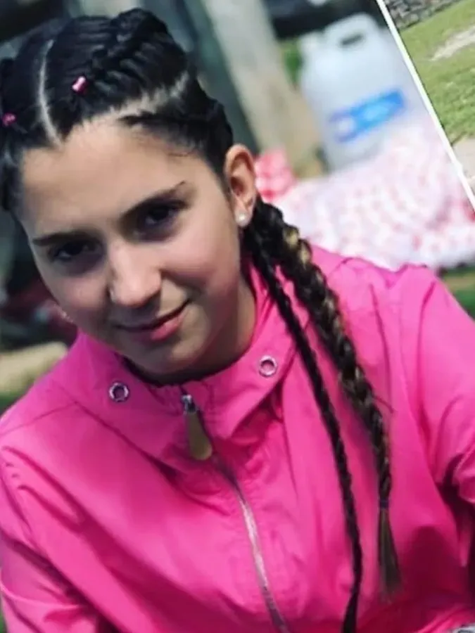 Chica con cabello trenzado con una chaqueta rosa, sonriendo al aire libre.