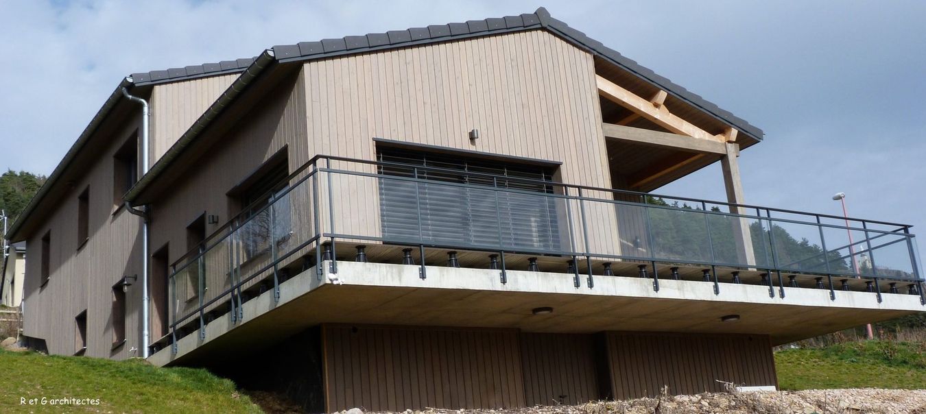 Maison avec grand balcon-terrasse