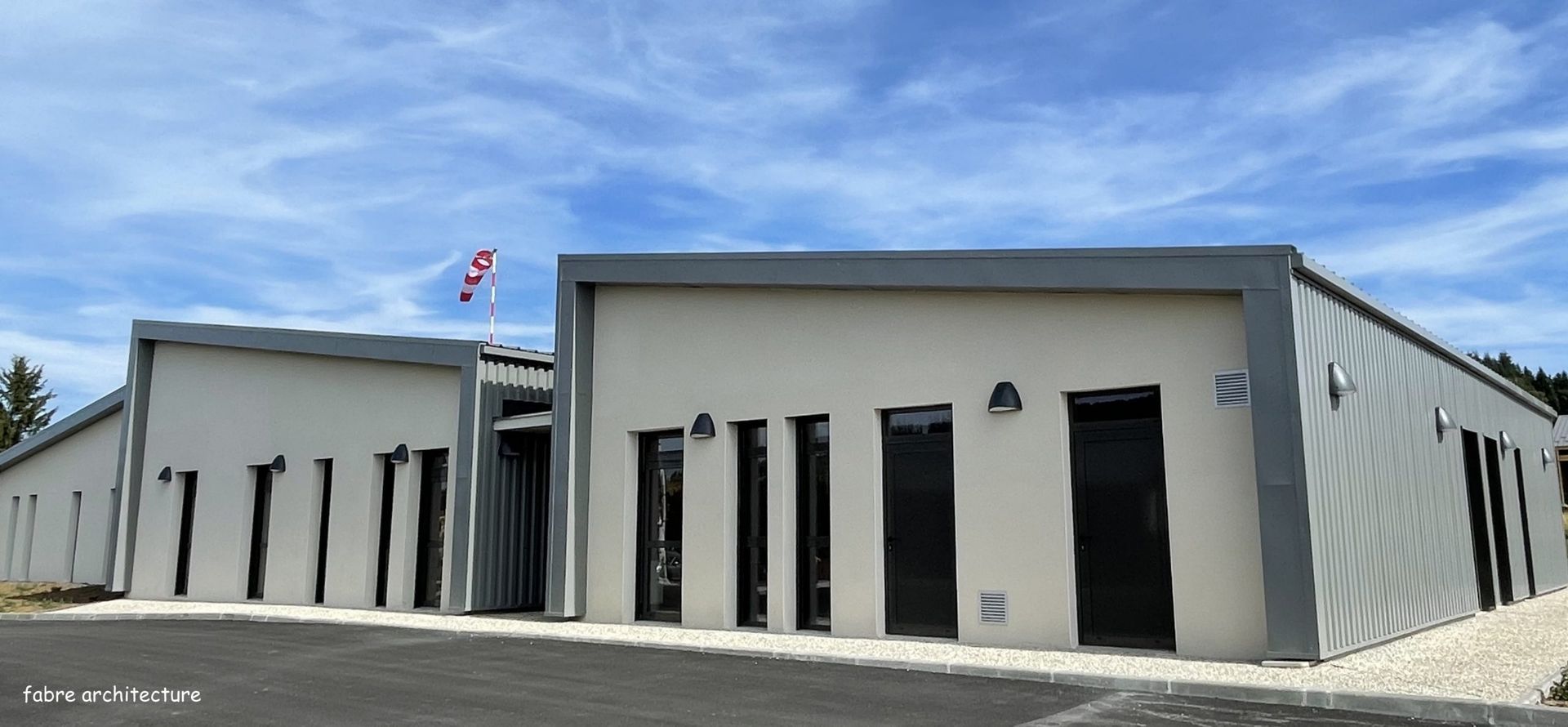 Bâtiment moderne à toit plat ; drapeau croate ; ciel bleu éclatant.