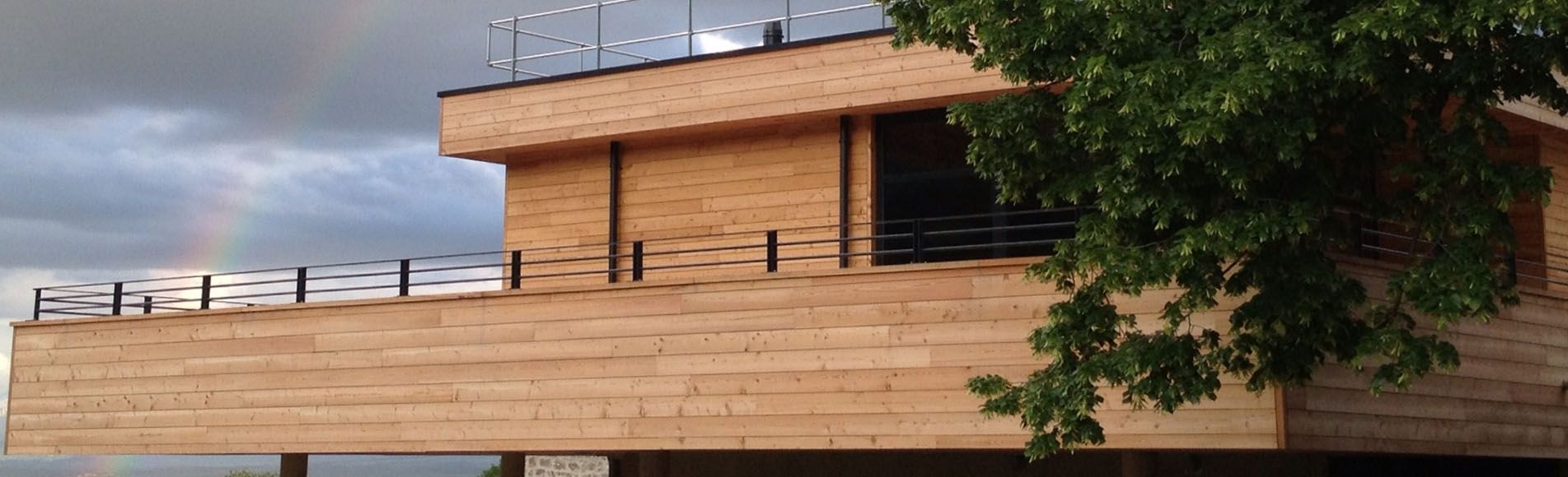 Maison en bois avec grande terrasse