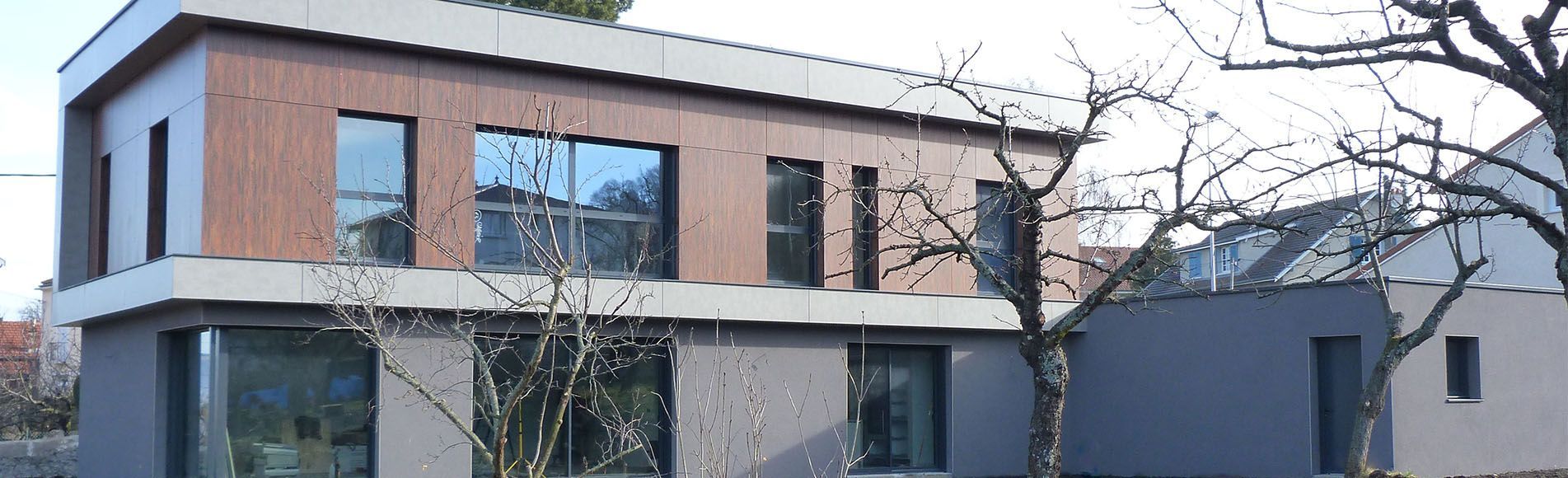 Maison avec arbres devant