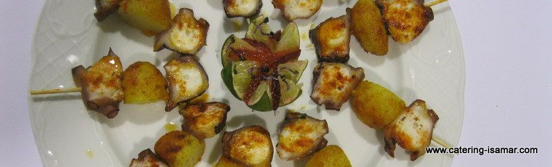 Plato blanco con trozos variados de verduras asadas, doradas y crujientes, dispuestos en círculo.