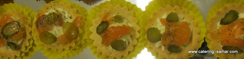 Postres de color amarillo verdoso con forma de flor y centro naranja en una bandeja.