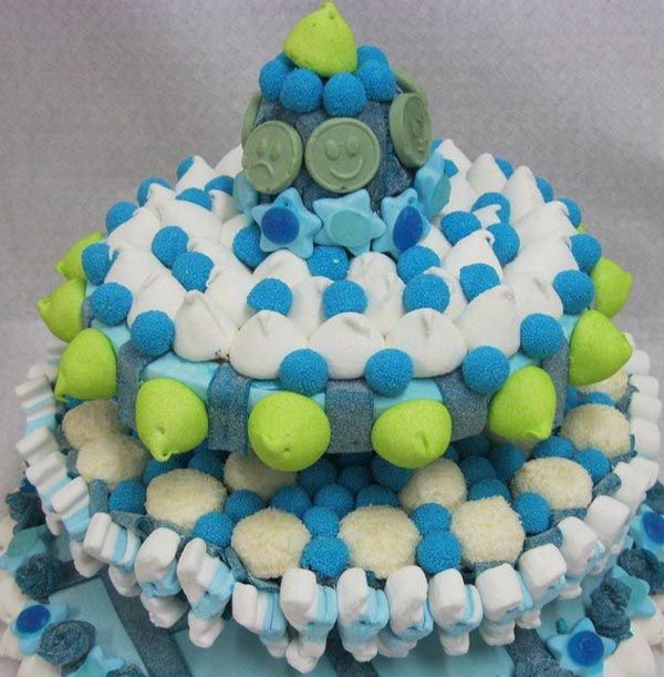 Pastel decorativo de capas azules, blancas y verde lima con glaseado y detalles que simulan caramelos.