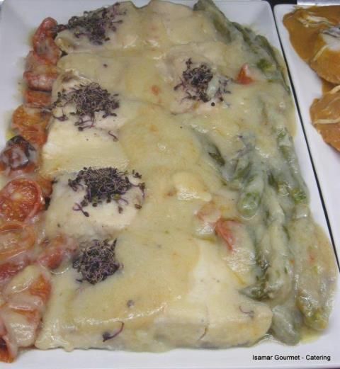 Bandeja de cazuela de verduras gratinadas con queso, tomates cherry y hierbas, servida en una fuente blanca.