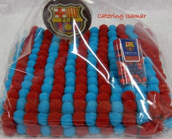 Bolsas de dulces rojas y azules con temática del Barcelona y el escudo del club, envueltas en plástico transparente.