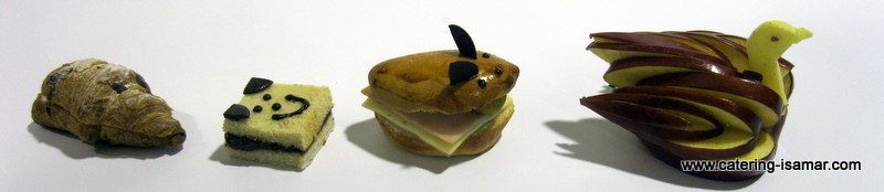 Tres pequeñas placas de Petri con diminutas figuras esculpidas o modelos de bacterias en color beige, amarillo y marrón.