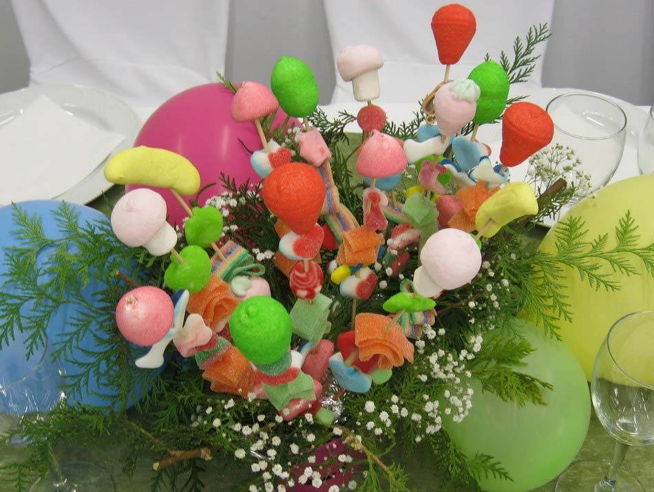 Colorido ramo de Pascua con huevos decorados, flores y globos verdes sobre una mesa.