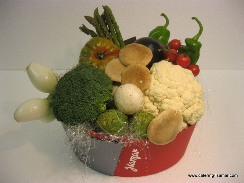 Variedad de verduras frescas dispuestas en un bol, entre las que se incluyen brócoli, coliflor, champiñones, tomates y verduras de hoja verde.