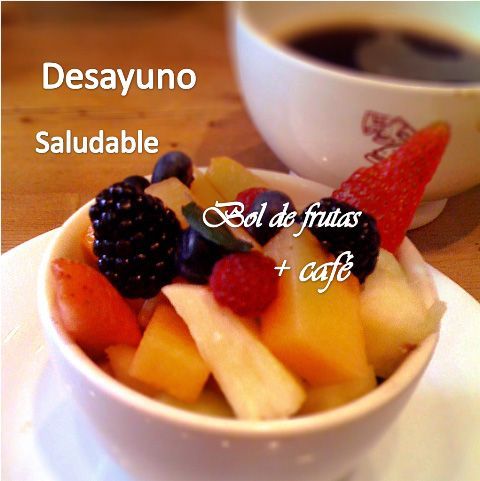 Tazón de fruta mixta con café sobre una mesa, con texto en español “Desayuno Saludable” y “Bowl de frutas + café”