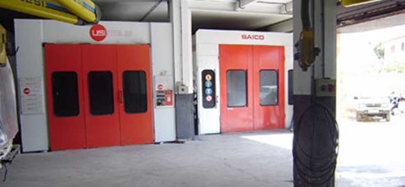 Un edificio rojo y blanco con la palabra Saico en él.