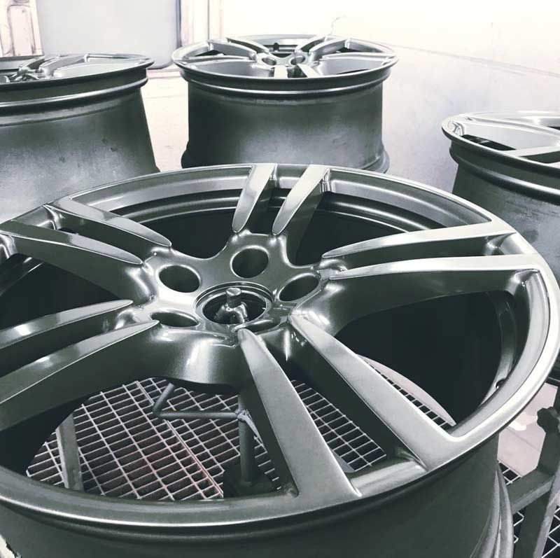 Un montón de ruedas están apiladas una encima de otra