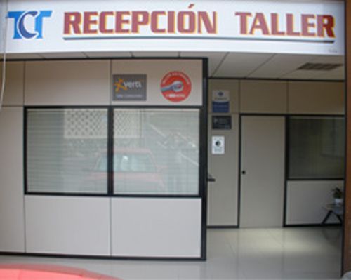 Un edificio con un cartel que dice