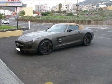 Un coche deportivo Mercedes-Benz está aparcado en un estacionamiento.