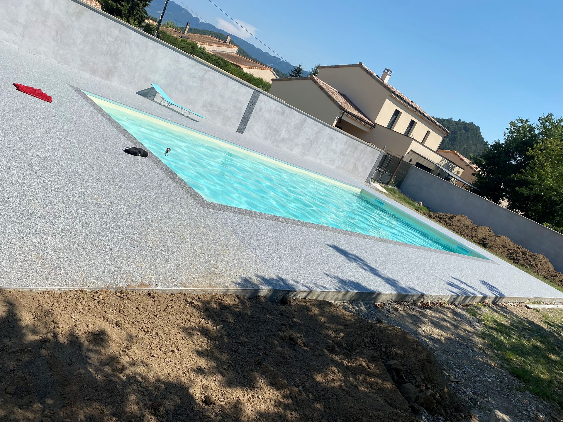 Installation de contour de piscine 