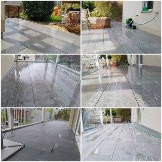 Sechs geflieste Terrassen in einer Reihe; alle nass, grau und das Licht reflektierend.