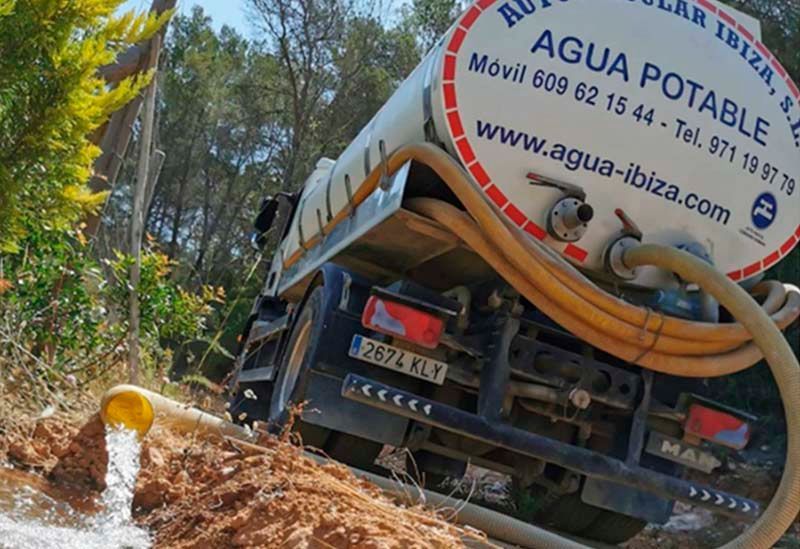 Un camión que tiene la palabra agua