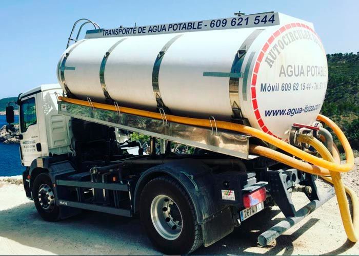 Un camión con un tanque grande que dice agua potable.