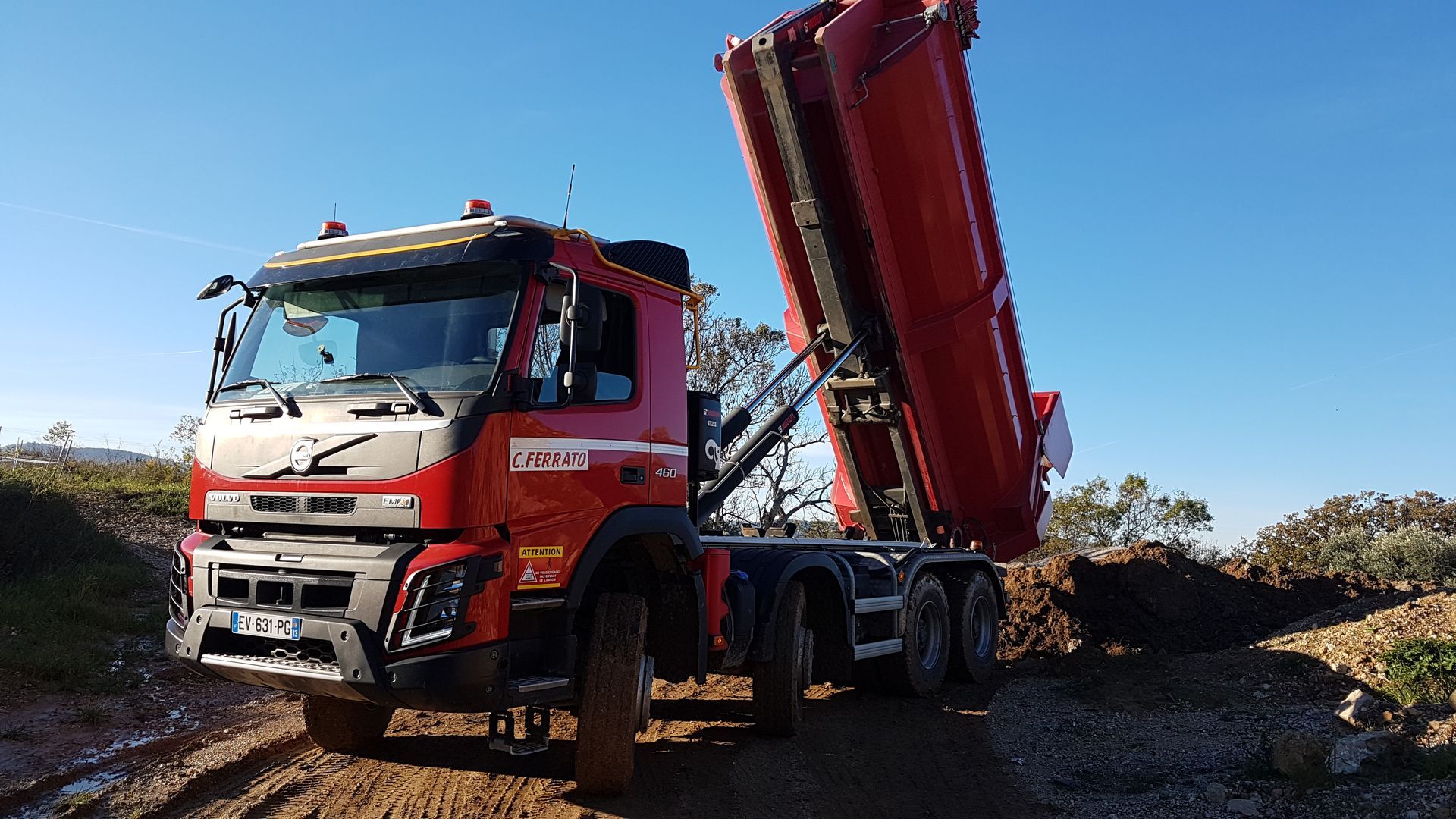 Camion avec benne Ampliroll levée