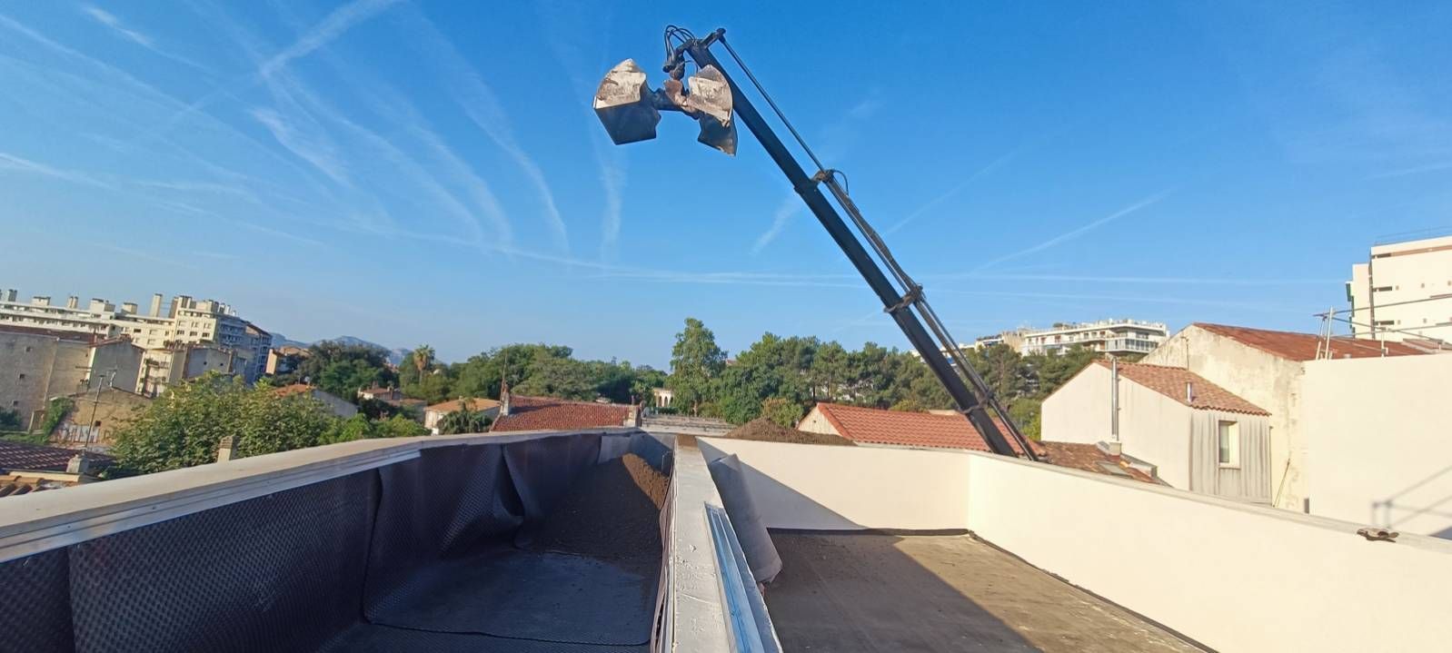 livraison terre à 15 mètres sur toiture en benne preneuse