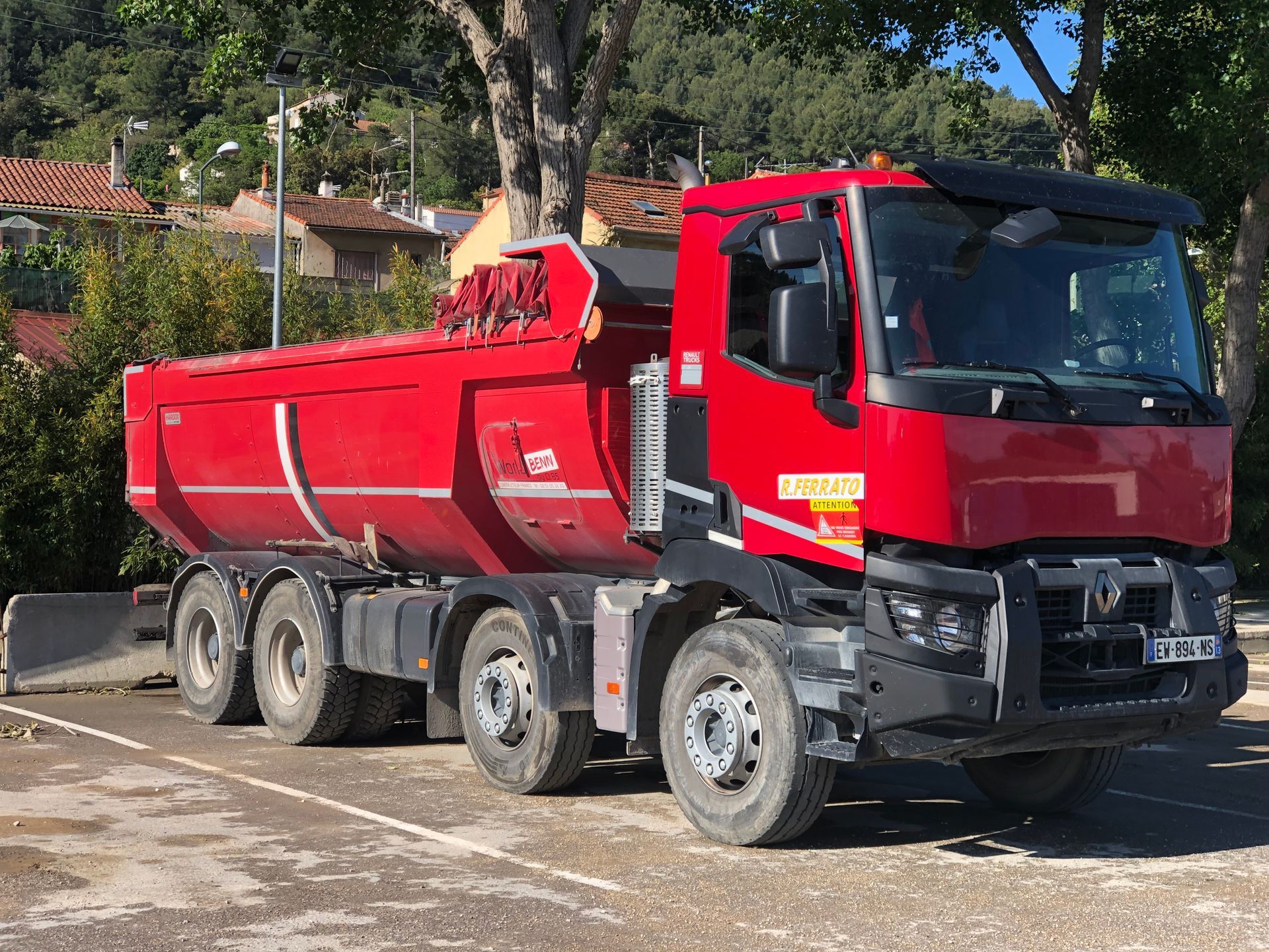Camions 8 x 4 avec benne arrière