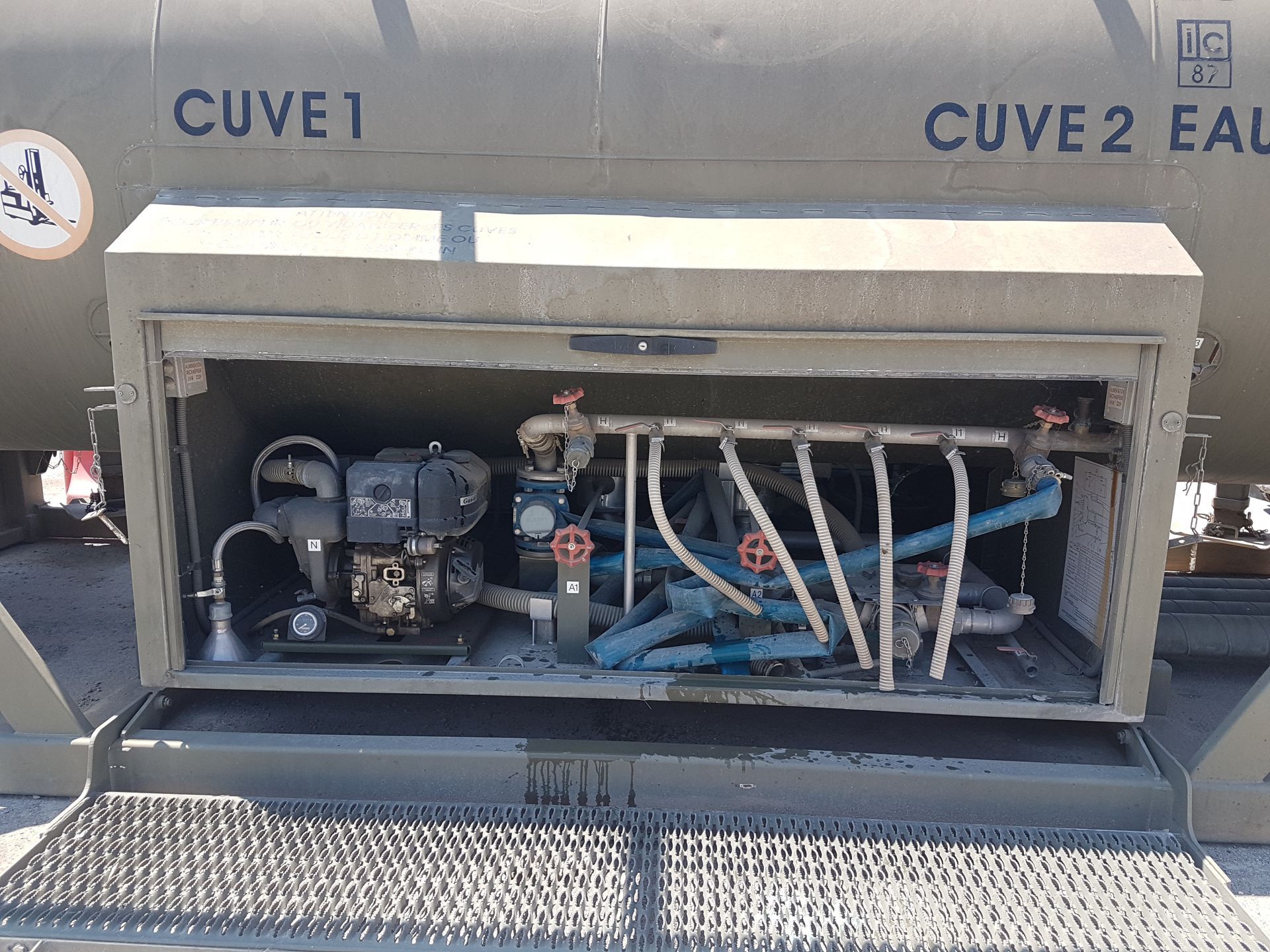 Cuve d'eau avec motopompe